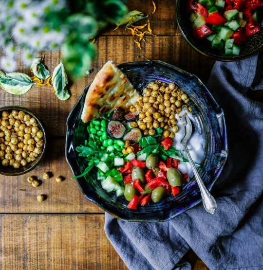 persona decorando un plato de comida