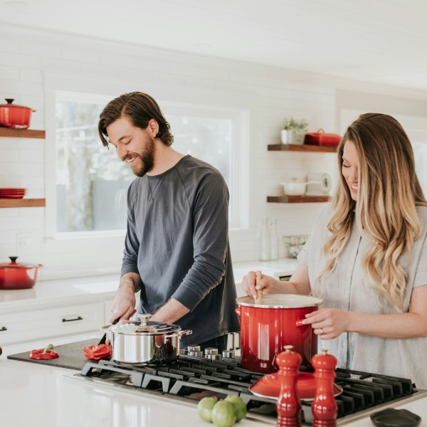 dos personas cocinando